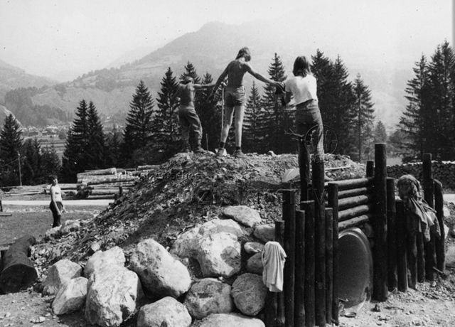 "Fronarbeit für Spielplatz Grüsch" - Jugendliche beim Zuschütten einer Betonröhre; 1973