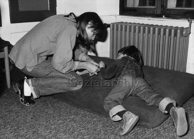 "Ludothek Thun" - Frau und Kind beim Spielen; um 1980