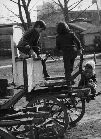 "Alters Fahrzeug, Robinsonspielplatz Bachgraben, Basel" - Kinder beim Spielen; 1973