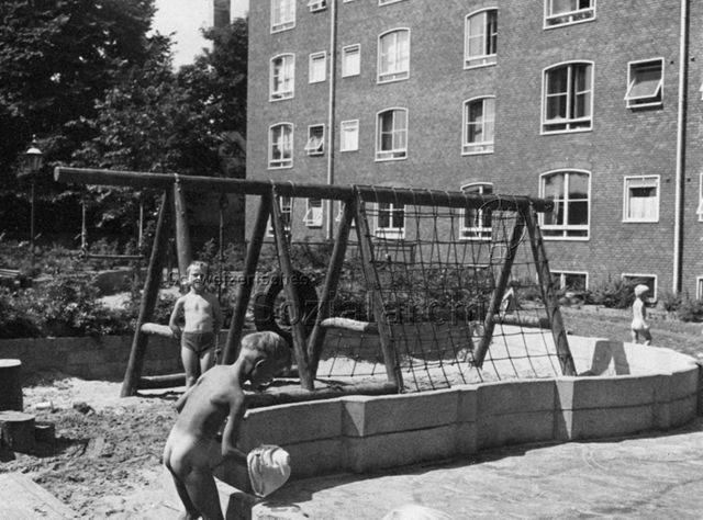Spielplatz, "Kopenhagen, Dänemark" - spielende Kinder; um 1955