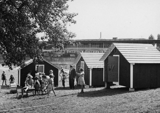 "Robinsonspielplatz Wipkingen" - Kinder beim Spielen; um 1965