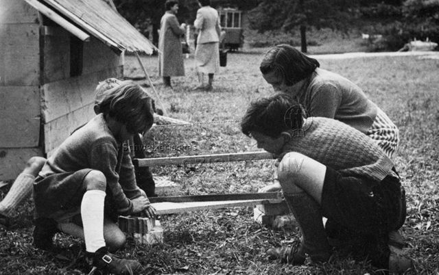 Robinsonspielplatz, Wipkingen - Kinder sägen ein Brett zurecht; um 1965