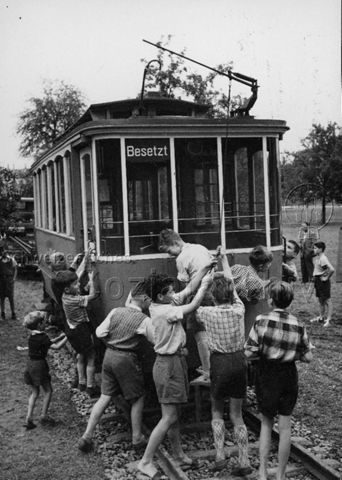 Robionsonspielplatz Wipkingen, Zürich - Kinder inspizieren den ausrangierten Tramwagen; um 1965