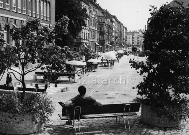"Spielstrasse Durlacher Tor, Städt. Gartenbauamt Karlsruhe" - Ansicht der Strasse; um 1970