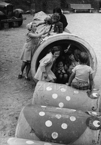 Spielplatz "Sonnengarten, Triemli" - spielende Kinder, Betonröhre; um 1960