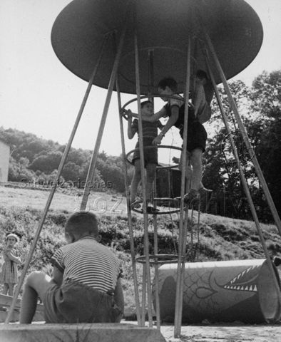 Spielplatz "Sonnengarten, Triemli" - Kinder beim Klettern auf Klettergerüst; um 1965