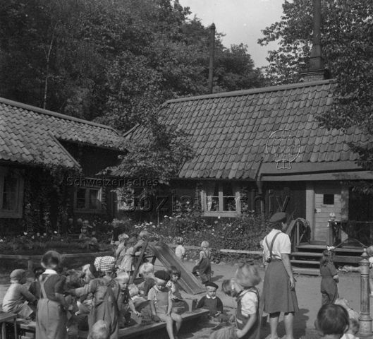 "Stockholm, Schweden" - Kinder auf einem Spielplatz; um 1950