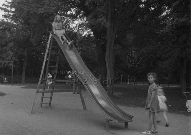"Deutschland (?)" - Kinder auf einer Rutschbahn; um 1960