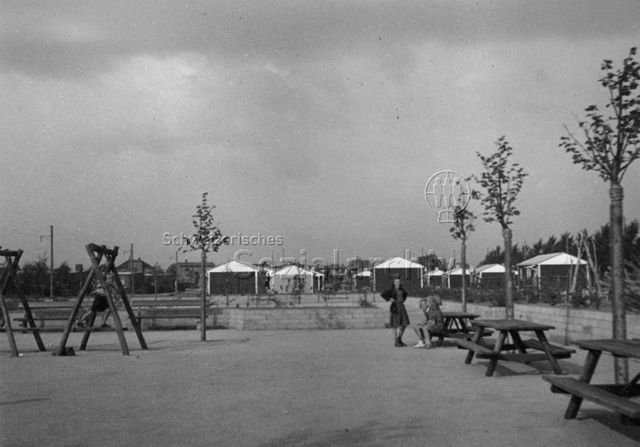 "Kopenhagen - neu erstellter Kinderspielplatz (dahinter Notwohnungen)"; 1947