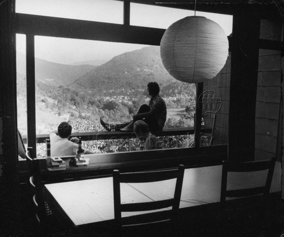 Bosco della Bella, Feriendorf für kinderreiche Familien - Familie sitzt auf dem Balkon des Ferienhauses; um 1970
