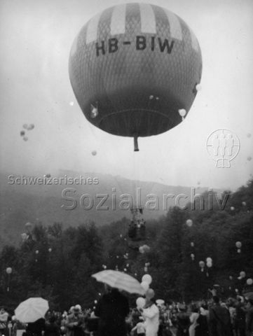 Bosco della Bella, Feriendorf für kinderreiche Familien, Eröffnung - Flug mit Heissluftballon, Luftballone werden steigen gelassen; 1962