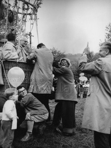 Bosco della Bella, Feriendorf für kinderreiche Familien, Eröffnung - Bundesrat Willy Spühler vor Abflug mit Heissluftballon; 1962