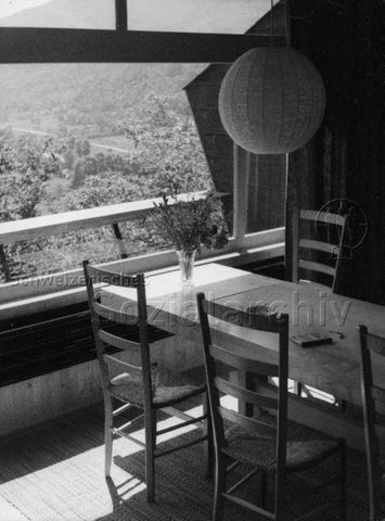 Bosco della Bella, Feriendorf für kinderreiche Familien, Innenaufnahmen - Ansicht des Esstisches mit Blick auf den Balkon und die Anlage; um 1965