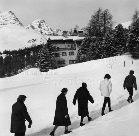 "Mütterferien" im Chesa Spuondas, St. Moritz - Fünf Frauen beim Spazierengehen im Schnee; um 1965