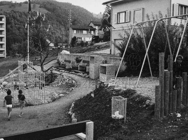 "Freizeitanlagen Schweiz" - spielende Kinder, Klettergerüst, Schaukel; um 1970