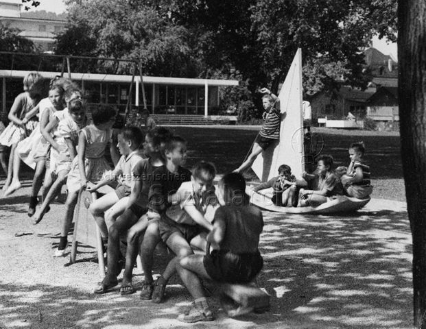 "Spielplätze" - Kinder auf der Wippe; um 1970