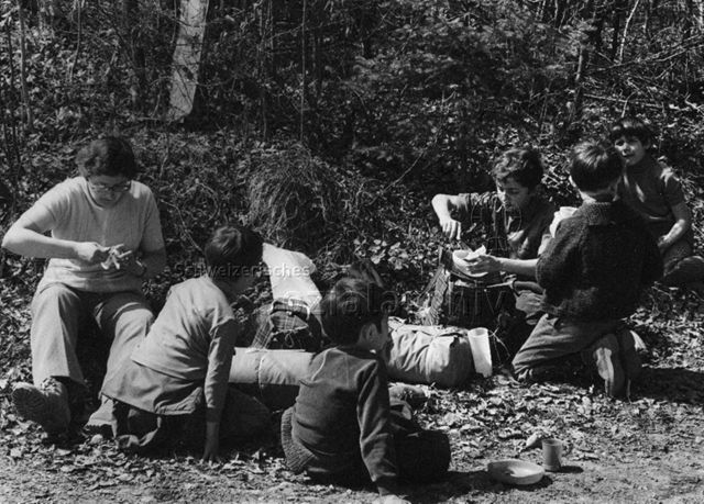 "Freizeitanlage Bachwiesen", Zürich - Mutter und Kinder beim Picknick; um 1970