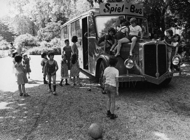 "Freizeitbeschäftigung aussen, Spielbus", Zürich - spielende Kinder; um 1975