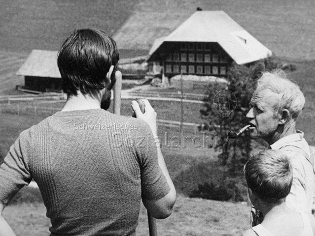 "Aktion 7, Dorflager Marbach" [Kanton Luzern oder St. Gallen] - Zwei Männer und ein Junge bei der Arbeit; 1971