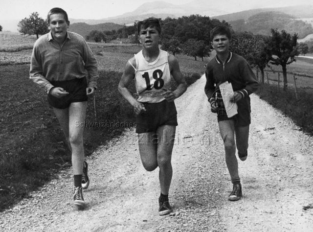 "Freizeitbeschäftigung aussen" - Drei Jungen beim Orientierungslauf; um 1960