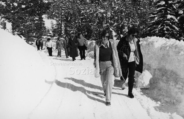 "Mütterferien Spuondas", St. Moritz - Frauen bei einem Spaziergang im Schnee; um 1975