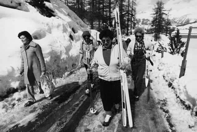 "Mütterferien Spuondas", St. Moritz - Frauen draussen im Schnee, einige tragen Langlaufskier mit; um 1975