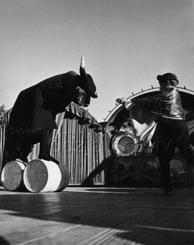 Freizeitanlage, Zirkus - Kinder bei der Aufführung eines Stückes, zwei auf Fässern balancierende Kinder stellen einen Stier dar; um 1970