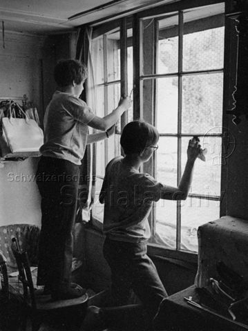 "Nachbarhilfe, Bern" - Zwei Jugendliche beim Fensterputzen; um 1975