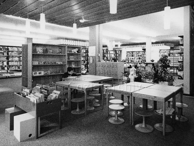 "Berner Volksbücherei" - Junge beim Lesen in der Bibliothek; um 1965