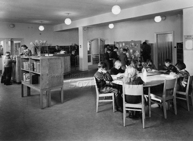 Bibliothek in Schweden (?) - Kinder beim Lesen; 1953