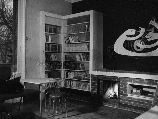 "Boulogne", französisches Jugendhaus - Bücherregal, Sitzgelegenheiten, Kamin; um 1965
