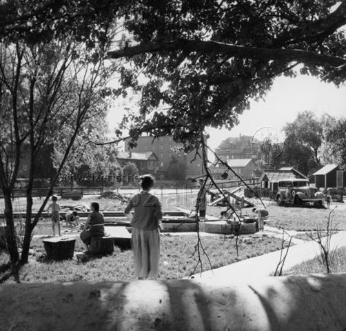 "Freizeitanlage Wipkingen" - Ansicht des Spielplatzes, spielende Kinder, Eltern passen auf; um 1965