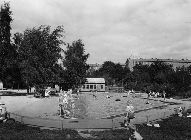 Spielplatz, Stockholm, Schweden - Kinder beim Spielen und Planschen; um 1960