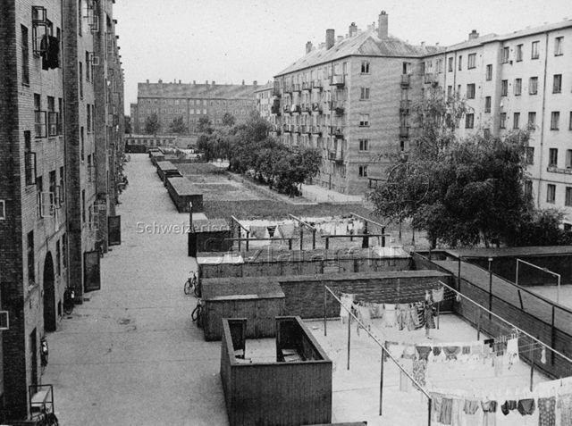 Kopenhagen (?), Dänemark - Ansicht einer Wohnanlage mit Wohnhäusern, Innenhof und Spielwiese; um 1945