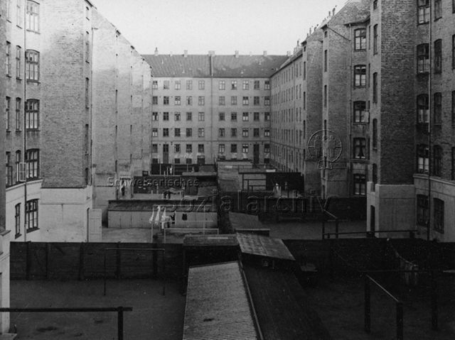 Innenhof einer Wohnanlage, Kopenhagen (?), Dänemark; 09.11.1951