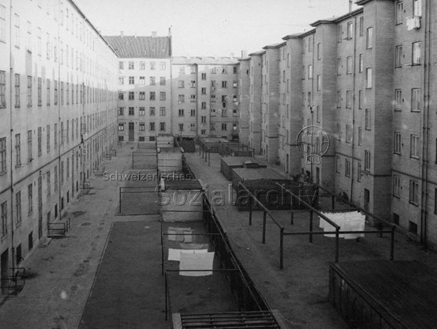 Innenhof einer Wohnanlage, Kopenhagen (?), Dänemark; 17.11.1948