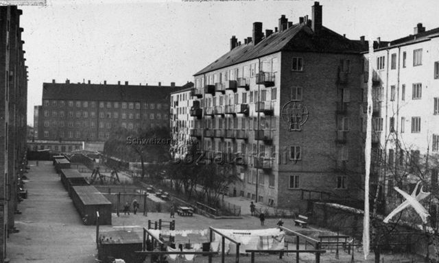 Innenhof einer Wohnanlage, Kopenhagen (?), Dänemark; 06.11.1954