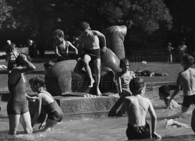 "Schützenmattpark, Basel - Planschbecken und Spielplastik von Bildhauer Louis Weber" - spielende Kinder; um 1965