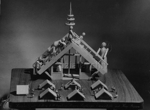 "Spielhaus aus Tannenholz derartig behandelt, dass es auch im Freien stehen kann. (...) Haus als Kletterstativ und Rutschbahn. (...) Architekt Magnus Stephensen in Zusammenarbeit mit Silberschmied Kay Bojesen, Kopenhagen"; 1953