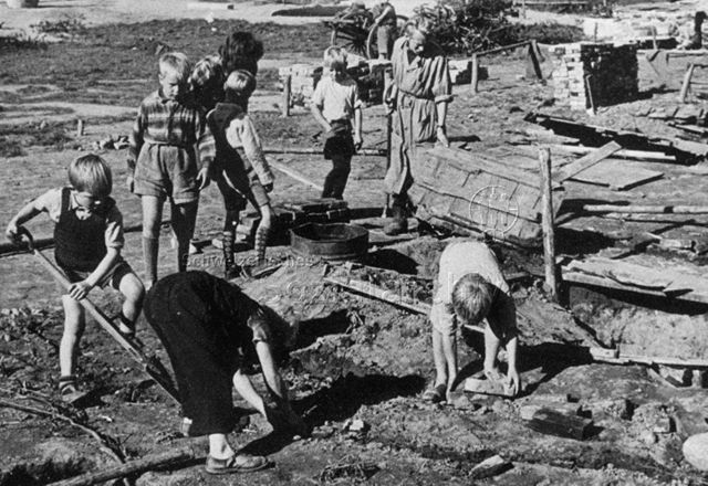 Spielplatz, Dänemark (?) - Kinder beim Spielen und Bauen mit Schaufeln, Holz und Ziegelsteinen; um 1950