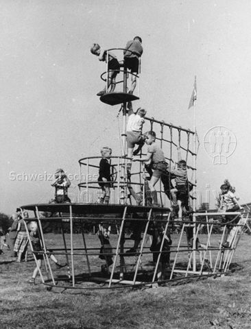 "Kinderspielplätze in Bremen zum Olympischen Tag (...) - Kinder, die begeistert im Gestänge ihres 'Piratenschiffes' herumturnen - die mutigen bis zum Ausguck, die jüngeren mit leichter Bodenfühlung"; 1956