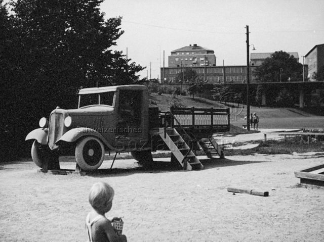 Spielplatz, "Schweden" - Ein ausrangierter Lastwagen dient als Spielgerät, die Ladefläche wurde zur Spielplattform umgebaut; um 1955