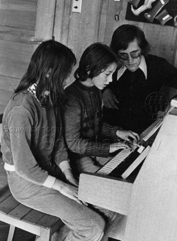 "Bergkinder" - Zwei Kinder und ein Lehrer in der Klavierstunde; um 1975