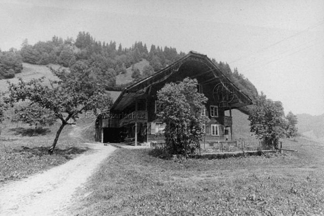 "Aktion 7, Marbach" [Kanton Luzern oder St. Gallen] - Ansicht eines grossen Bauernhauses; um 1975