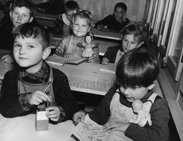 Pestalozzidorf - Kinder im Schulzimmer; um 1960