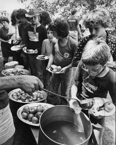 "Abenteuerlager Oberstammheim" - Jugendliche und Kinder bei der Essensausgabe; um 1980
