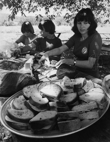 "Abenteuerlager Oberstammheim" - Jugendliche beim Zubereiten von Broten; um 1980