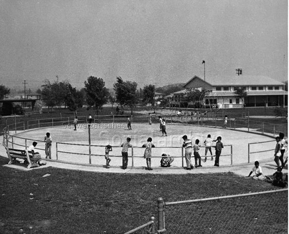 "Spray pool, roller skating, outdoor dancing"; um 1970