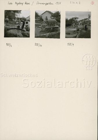 Siedlungsspielplatz "Sonnengarten", Zürich - Kinder beim Spielen beim Wasser, auf dem Fasswagen und dem Kletterturm; 1956