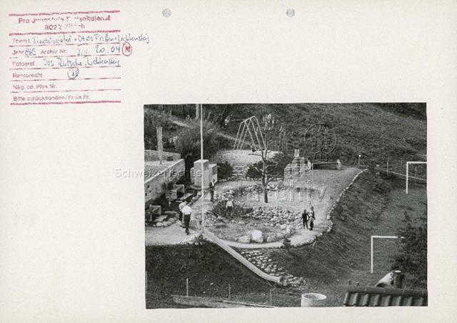 "Kinderspielplatz 'Obere Platten', Lichtensteig" - Ansicht der Anlage, Schaukel, Rutschbahn, Klettergerüst, Fussballplatz; 1969